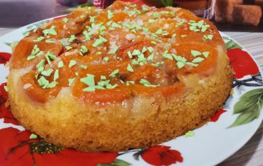 Перевернутий пиріг з фруктами